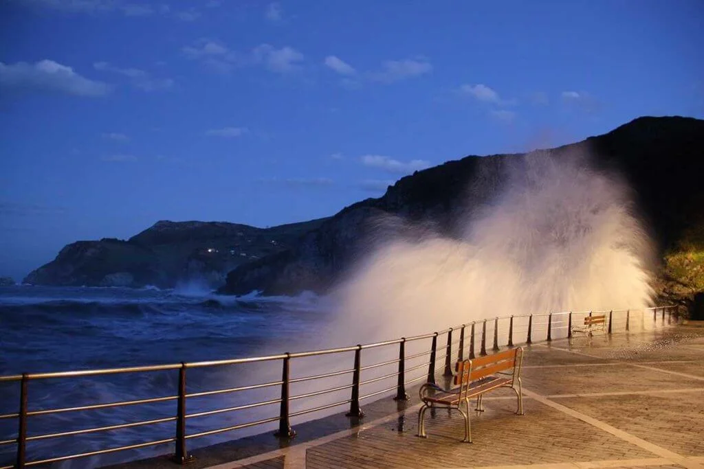 Olas rompiendo en Playa de la Soledad Laredo