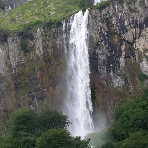 Cascada Cailagua Nacimiento del Río Asón en Cantabria